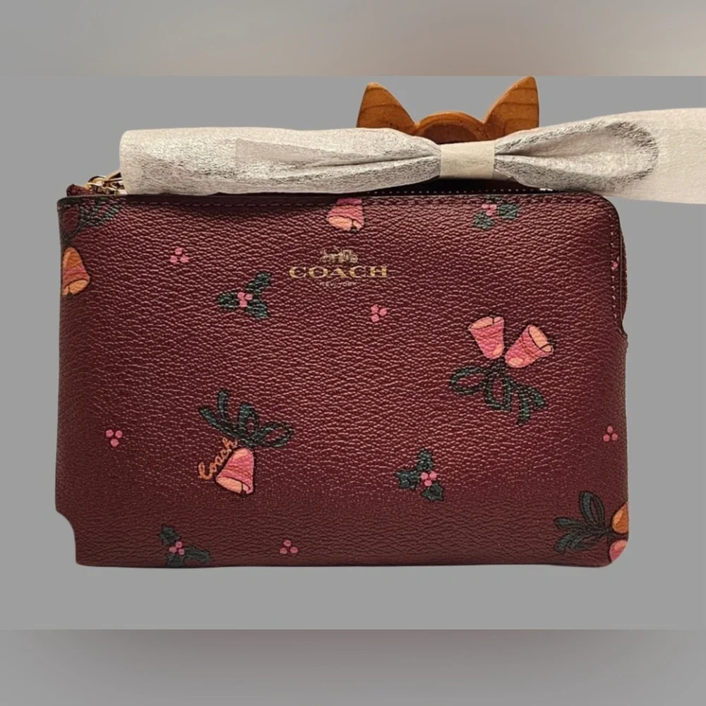LOW START Coach Wristlet NWOT LIMITED EDITION Holiday Design NO CALL OUTS - Picture 1 of 4